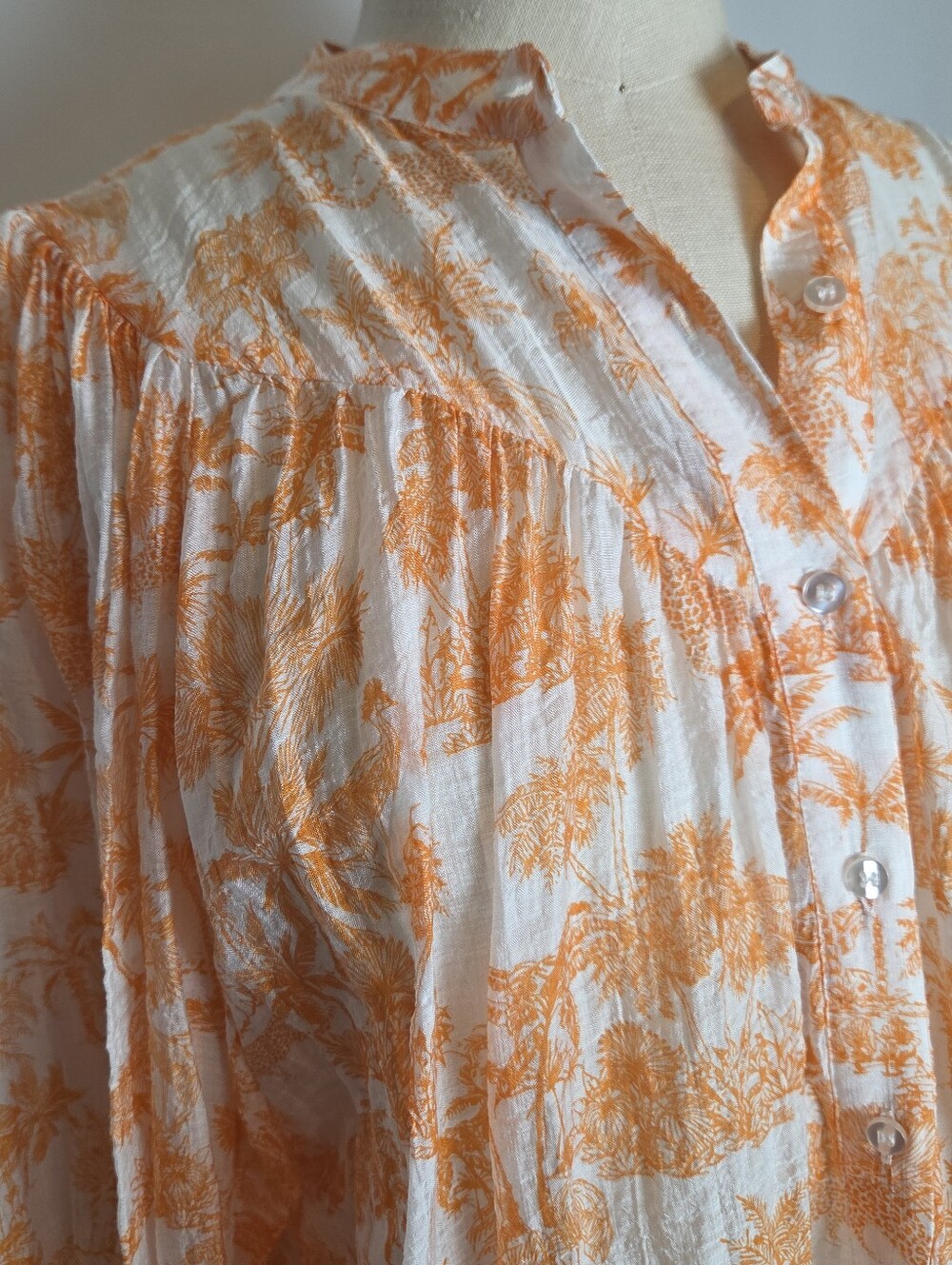 Toile Button Down Top With Balloon Sleeves - Picture 2 of 12